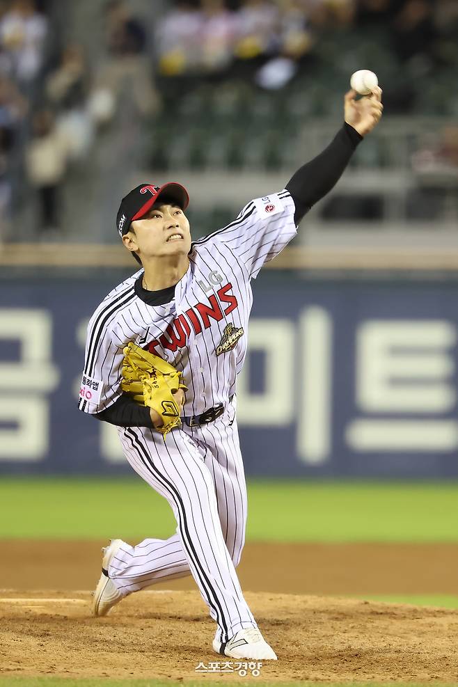 LG 김윤식이 6일 잠실 두산전에서 마운드에 올라 역투하고 있다. LG트윈스 제공