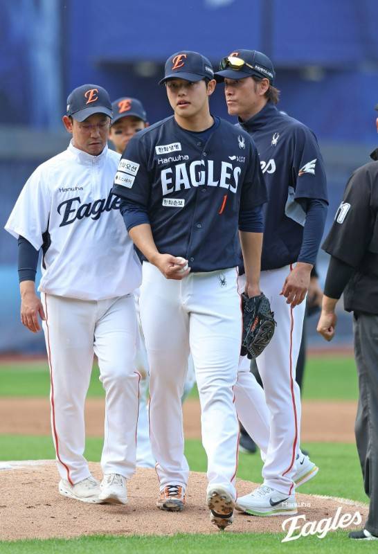 ▲ 5월 2일 대구 삼성전 1회 투구 도중 어깨 통증으로 강판되는 문동주. 이후 진단 결과 어깨 관절 와순 손상 소견을 받고 사실상 시즌 아웃됐다 ⓒ한화이글스