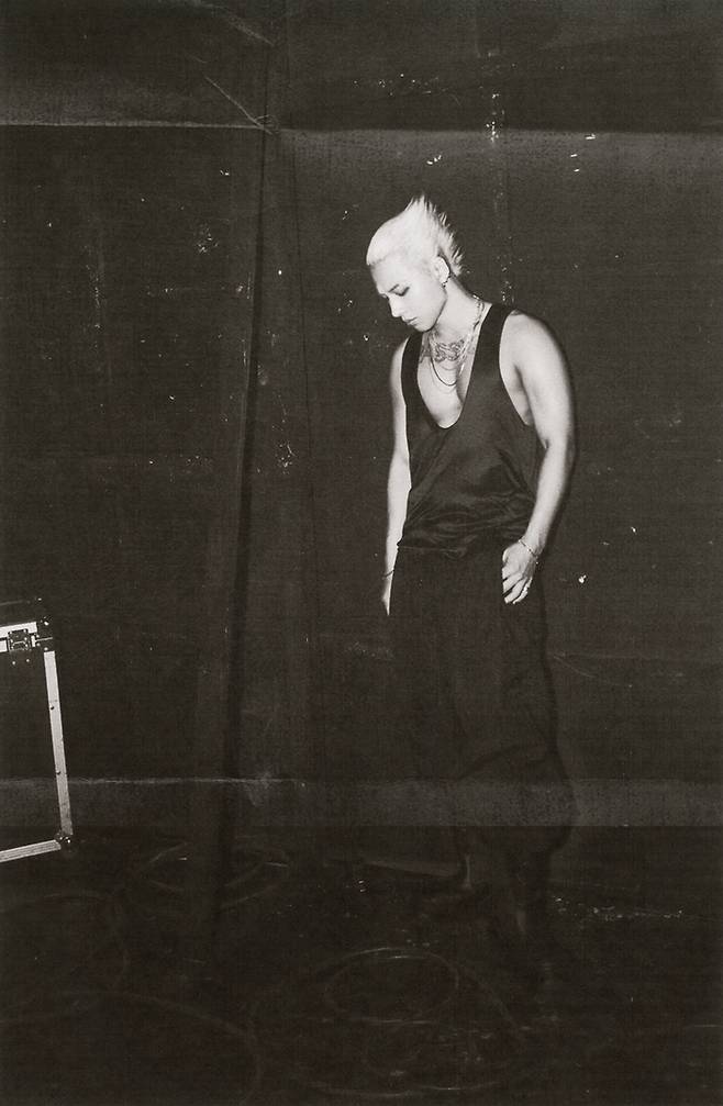 On the 6th, his agency, The Black Label, released a visual film and teaser images for Taeyang’s fourth studio album, *QUINTESSENCE*, through official social media channels. This content instantly captivated fans with a bold style distinct from his previous images.The approximately 40-second visual film created a unique atmosphere by utilizing restrained colors and low resolution. Although it appears simple, the combination of intense color contrasts and experimental visual aesthetics maximizes Taeyang’s unique artistic sensibility. The addition of an aggressive beat further heightens anticipation for his return, where he will exude explosive energy on stage.Having previously hinted at the albums direction through various teaser content such as trailers and posters, Taeyang is expected to explore the themes of essence and core in his own unique way through *QUINTESSENCE*. Expectations are high that the album will capture his identity as an artist who remains unwavering amidst change.*QUINTESSENCE* is his first studio album in approximately nine years since the release of *WHITE NIGHT* in 2017. As he returns after a long hiatus, the album is expected to be a culmination of solo artist Taeyangs musical capabilities.Meanwhile, Taeyangs fourth studio album, QUINTESSENCE, will be released on various music streaming sites at 6 p.m. on the 18th.
