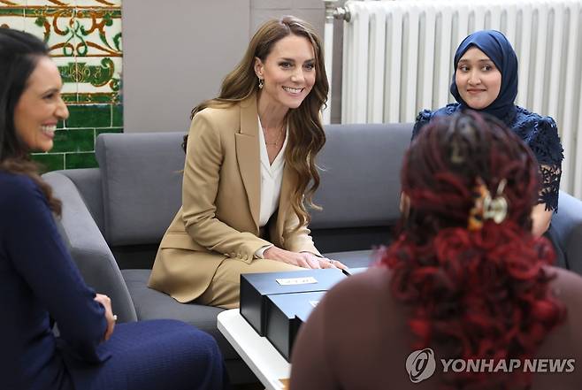 케이트 왕세자빈이 6일 영유아 교육 전공 학생들과 대화하고 있다  [AP 연합뉴스. 재판매 및 DB 금지]