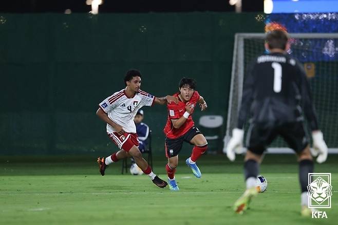 경합하는 안주완(가운데). [대한축구협회 제공. 재판매 및 DB 금지]
