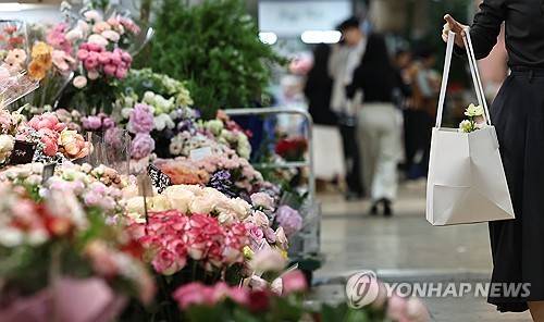 어버이날 앞둔 꽃시장     (서울=연합뉴스) 이진욱 기자 = 어버이날을 앞둔 3일 서울 서초구 양재동꽃시장에서 시민들이 카네이션을 구입하고 있다. 2026.5.3
    cityboy@yna.co.kr