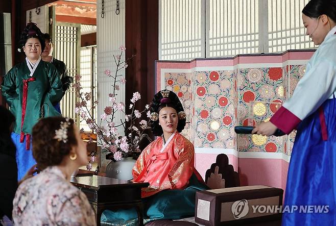조선시대 왕비의 취향은? (서울=연합뉴스) 이재희 기자 = 29일 서울 창경궁 통명전에서 열린 2026년 봄 궁중문화축전 '왕비의 취향' 참가 외국인이 왕비와 상궁이 등장하는 상황극을 관람하고 있다. 2026.4.29 scape@yna.co.kr