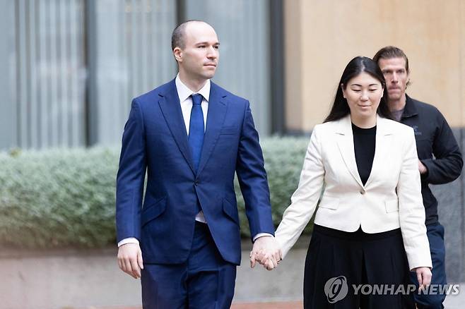 법원 도착하는 그레그 브록먼 오픈AI 사장 그레그 브록먼 오픈AI 사장과 부인 애나 브록먼이 일론 머스크 테슬라 최고경영자(CEO)의 소송을 제기해 열린 재판에 참석하기 위해 6일(현지시간) 미국 캘리포니아 북부연방지법 오클랜드지원에 도착하고 있다. [Getty Images via AFP=연합뉴스]