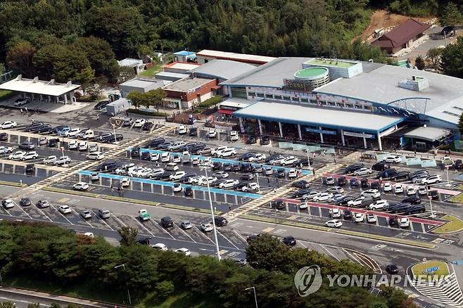 평소보다 한산한 휴게소 (군산=연합뉴스) 추석 연휴 마지막 날인 22일 전북 상공에서 바라본 서해안고속도로 군산휴게소가 한산한 모습을 보인다. 2021.9.22 [전북사진기자단·항공촬영협조=전북경찰청 항공대 기장 박형식 경감, 부기장 김종식 경위] jaya@yna.co.kr