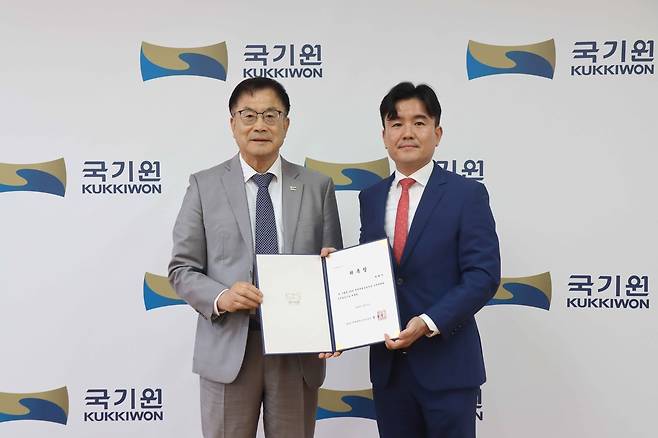 2026 세계태권도한마당 조직위 출범 윤웅석 국기원장(왼쪽)이 한혜진 세계태권도한마당 조직위원장 직무대행 겸 사무총장에게 위촉장을 수여하고 있다.
[국기원 제공. 재판매 및 DB 금지]