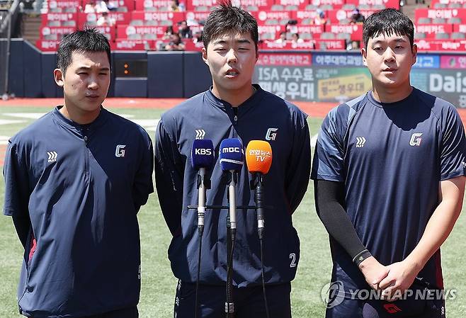 질문에 답하는 김세민-고승민-나승엽 (수원=연합뉴스) 홍기원 기자 = 지난 2월 대만 전지훈련 중 도박장에 출입해 징계를 받고 복귀한 프로야구 롯데 자이언츠 김세민(왼쪽부터), 고승민, 나승엽이 5일 경기도 수원케이티위즈파크에서 경기 시작에 앞서 취재진 질문에 답하고 있다. 2026.5.5 xanadu@yna.co.kr