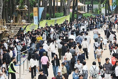 서울의 포켓몬 행사장 [연합뉴스 자료사진. 재판매 및 DB 금지] 이 사진은 이해를 돕기 위한 것으로 기사와 직접 관련이 없는, 서울숲 '포켓몬 시크릿 포레스트' 행사장 인근에서 시민들이 입장 대기열 등록을 기다리는 장면입니다.