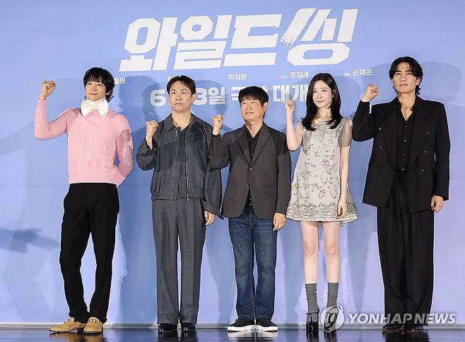영화 '와일드씽' 제작 보고 (서울=연합뉴스) 이재희 기자 = 배우 강동원(왼쪽부터), 오정세, 손재곤 감독, 배우 박지현, 엄태구가 7일 서울 광진구 롯데시네마 건대입구점에서 열린 영화 '와일드씽' 제작보고회에서 포즈를 취하고 있다. 2026.5.7 scape@yna.co.kr