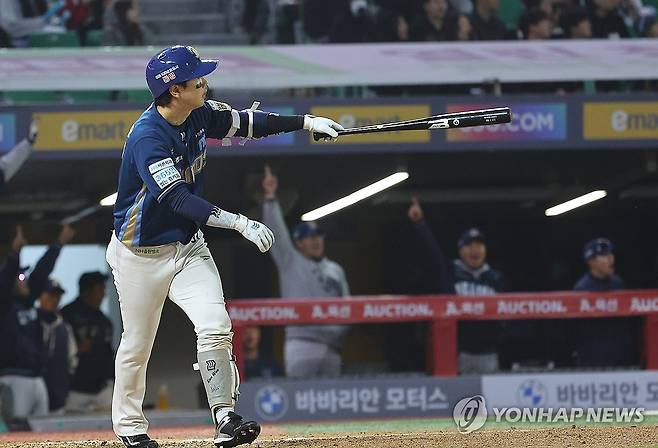 박건우 쐐기 투런포 (인천=연합뉴스) 임순석 기자 = 7일 인천 SSG랜더스필드에서 열린 2026 프로야구 KBO리그 NC 다이노스와 SSG 랜더스의 경기. 8회 초 1사 2루 NC 박건우가 2점 홈런을 치고 있다. 2026.5.7 soonseok02@yna.co.kr