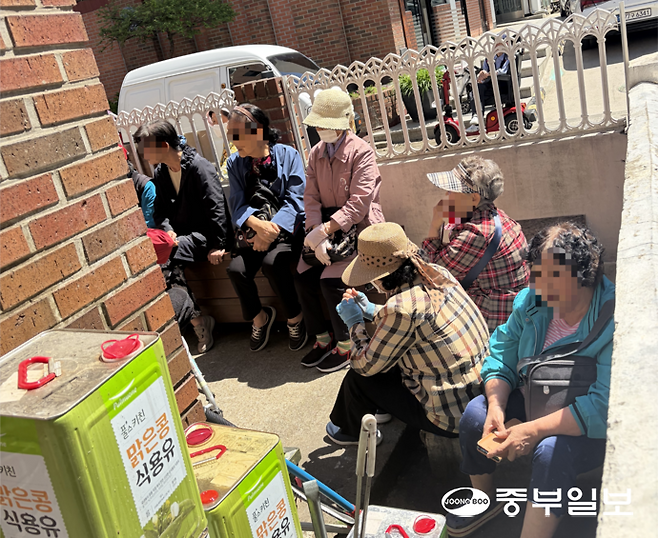 8일 오전 10시께 안산시 단원구 선부동의 한 성당에는 무료급식소를 찾은 어르신들이 차례를 기다리고 있다. 최윤호기자