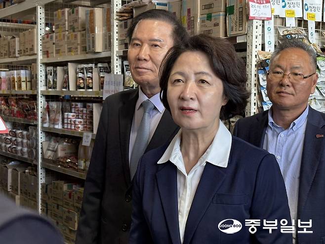추미애 더불어민주당 경기도지사 후보가 8일 수원 경기남부수퍼마켓협동조합 내부를 둘러보며 현장 시찰을 하고 있다. 이지은기자
