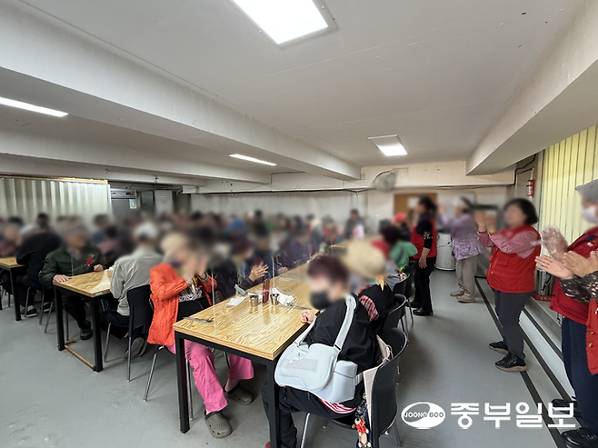 8일 오전 11시께 성남시 수정구 신흥동의 한 경로당에서 무료급식 시작 전 어르신들을 위한 노래 공연이 진행되고 있다. 왕보빈기자