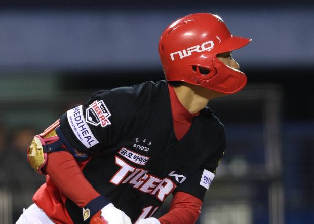 KIA 박재현이 8일 롯데와의 원정경기에서 선두타자 홈런 포함 멀티포를 장식하면서 8-2 승리를 이끌었다. <KIA 타이거즈 제공>