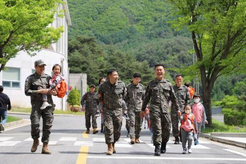 인제에 위치한 육군과학화전투훈련단이 8일 부대 내에서 ‘아빠랑 나랑’ 행사를 개최했다.