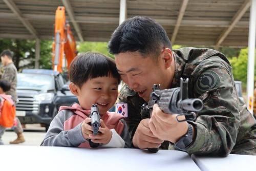 인제에 위치한 육군과학화전투훈련단이 8일 부대 내에서 ‘아빠랑 나랑’ 행사를 개최했다.