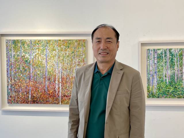 자신의 작품 앞에 선 이장우 작가. 이연정 기자