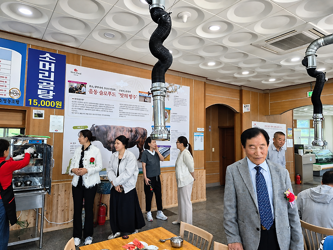 제54회 어버이날을 맞아 울릉읍 사동3리 마을 대표자들이 어르신들을 모시고 오찬을 함께하면서 감사의 인사를 전하고 있다. /황진영 기자