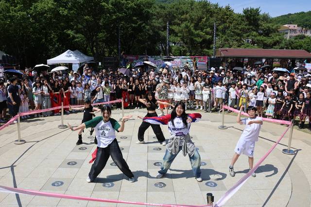 '2025 장미꽃 필(Feel) 무렵' 행사장에서 열린 랜덤 플레이댄스 공연 장면. 달서문화재단 제공