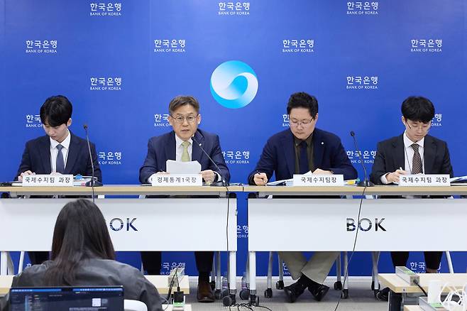 8일 오전 서울 중구 한국은행에서 열린 2026년 3월 국제수지(잠정) 설명회사진 왼쪽부터 김준영 국제수지팀 과장, 김영환 경제통계1국장, 박성곤 국제수지팀장, 임연빈 국제수지팀 과장(사진제공=한국은행)
