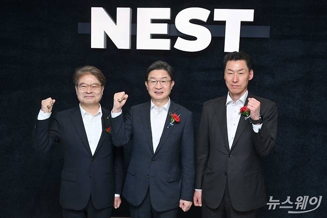 이억원 금융위원장을 비롯한 참석자들이 8일 오후 서울 광진구 신용보증기금 광진지점에서 열린 'NEST AI-Lab' 개소식에 참석하기 앞서 사무실을 살펴본 뒤 기념촬영을 하고 있다. (왼쪽부터)강승준 신용보증기금 이사장, 이 금융위원장, 장민영 IBK기업은행장. 사진=강민석 기자