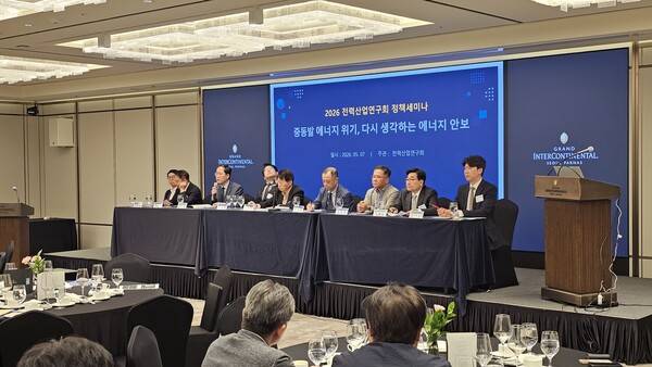 ▲세미나에 참석한 전문가들이 토론을 진행하는 모습.