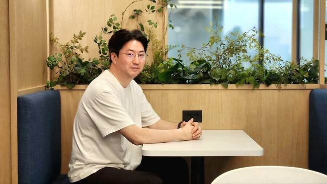 테크42와 만난 오주현 얼라이브 스튜디오 대표는 모바일 쿠폰 시장을 “기본이 지켜지지 않았던 영역”으로 짚었다. 얼라이브 스튜디오가 제시하는 해법은 명확하다. 쿠폰을 비용으로 끝내지 않고, 발송 이후의 데이터를 통해 마케팅 성과를 측정하고 다음 행동을 설계할 수 있는 인프라로 바꾸겠다는 것이다. (사진=테크42)