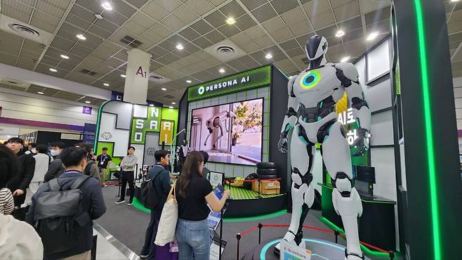 페르소나AI의 AI 엑스포 2026 현장 부스. 페르소나AI는 이번 행사에서 음성 명령을 기반으로 주변 상황을 인식하고 동작하는 에이전틱 로봇 기술과 자체 로봇 OS 관련 기술을 소개했다. (사진=테크42)