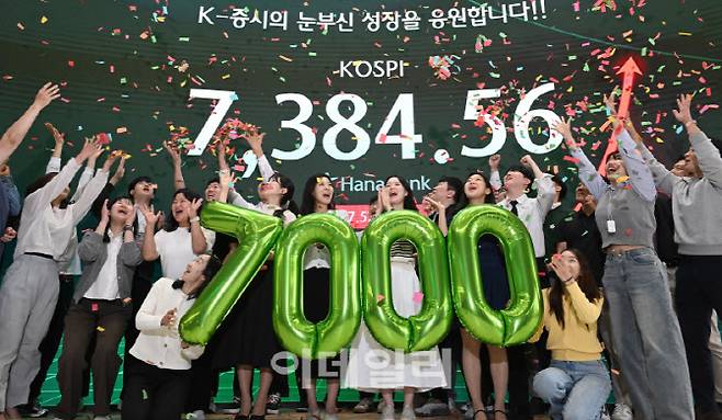 코스피가 사상 첫 7000선을 돌파한 지난 6일 서울 중구 하나은행 본점 딜링룸에서 딜러들이 세레머니를 하고 있다. (사진=이데일리 방인권 기자)