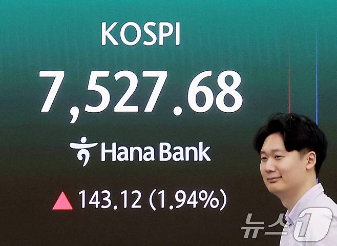 코스피 지수가 사상 최고치 흐름을 이어간 7일 오전 서울 중구 하나은행 딜링룸 전광판에 시황이 표시되고 있다. 이날 코스피는 전 거래일 대비 114.51포인트(1.55%) 오른 7499.07에 개장했다. 2026.5.7 ⓒ 뉴스1 조연우 인턴기자