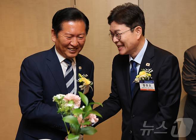 정청래 더불어민주당 대표와 정원오 서울시장 후보가 7일 서울 여의도 페어몬트 앰배서더 호텔에서 열리는 뉴스1 미래포럼에 앞서 열린 사전 리셉션에서 악수를 나누고 있다. 2026.5.7 ⓒ 뉴스1 임세영 기자