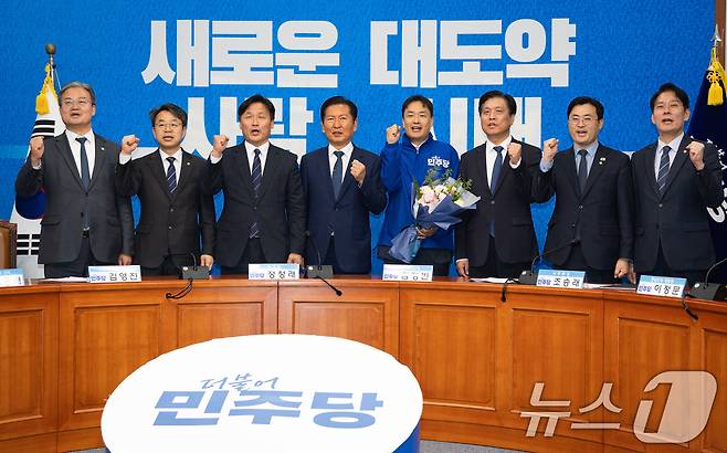 정청래 더불어민주당 대표와 김영빈 변호사가 8일 서울 여의도 국회에서 열린 제4차 인재영입식에서 참석자들과 기념 촬영을 하고 있다. 김영빈 변호사는 6.3 지방선거 박수현 충청남도지사 후보의 지역구인 충남 공주·부여·청양 보궐선거 공천이 유력하다. 2026.5.8 ⓒ 뉴스1 유승관 기자