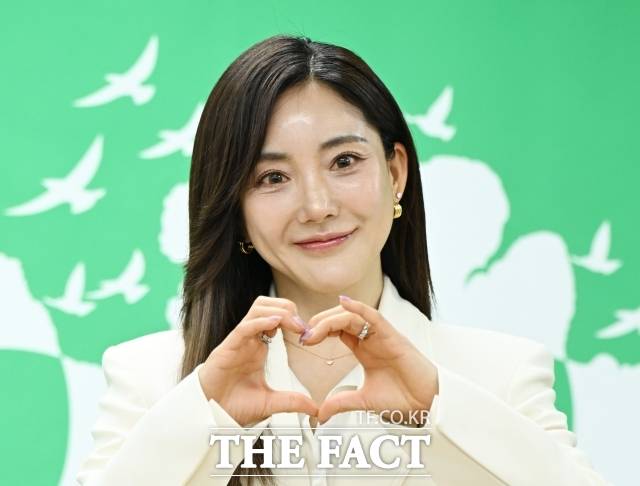 최근 SNS를 중심으로 유명 가수의 무료 공연을 미끼로 관객을 끌어모으는 행태가 비난을 사고 있다. 사진은 제23회 서울국제환경영화제 공식 홍보대사로 위촉된 가수 바다가 기념촬영하고 있다. /더팩트 DB