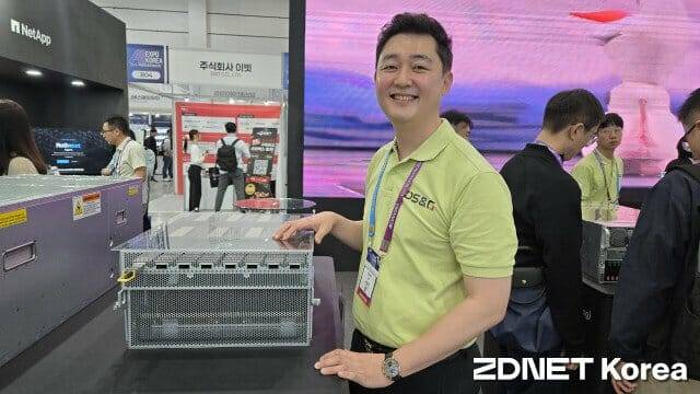 서영민 디에스앤지 전무가 AI엑스포 전시장서 가장 비쌀 것 같다며 엔비디아 B300칩을 소개하고 있다.