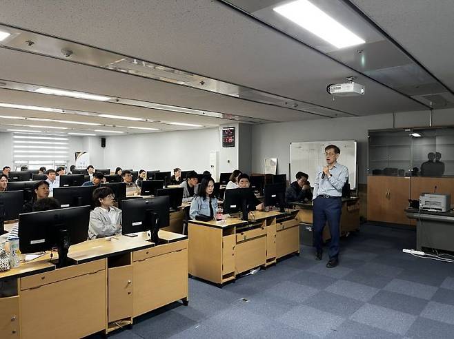 부산과학기술자문단이 경찰을 대상으로 AI교육을 진행하고 있다.