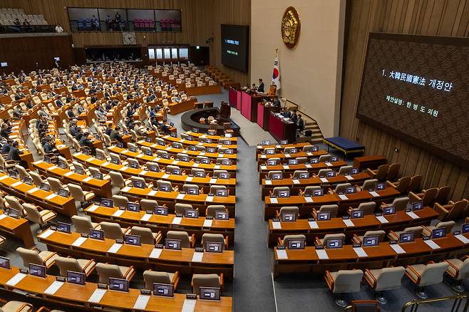 더불어민주당 주도로 헌법 개정안이 국회 본회의에 상정된 7일 본회의장 내 국민의힘 의원석(사진 앞쪽)이 텅 비어 있다. 국민의힘이 불참하면서 개헌안 처리는 무산됐지만, 우원식 국회의장과 민주당은 “의결정족수 부족에 따른 투표 불성립”이라 일사부재의 원칙이 적용되지 않는다며 8일 본회의에서 개헌안을 다시 처리하겠다고 밝혔다. /김지호 기자