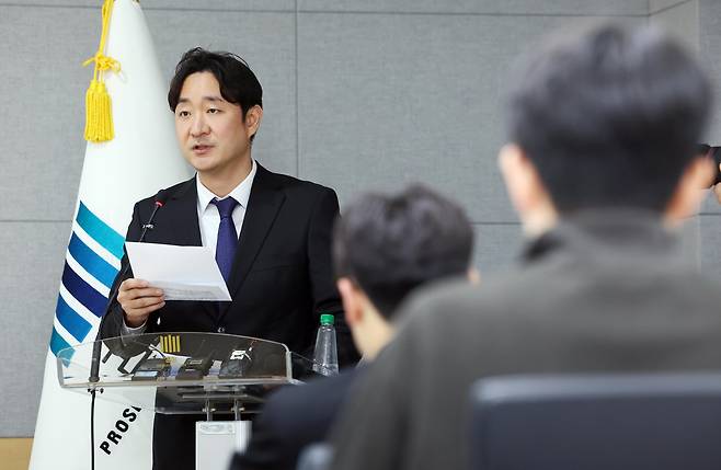 8일 서울 양천구 서울남부지방검찰청 브리핑실에서 신동환 금융증권범죄합동수사부 부장검사가 '시세조종 사건 수사 결과' 브리핑을 하고 있다. /뉴시스