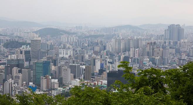 서울 남산에서 바라본 서울 시내 아파트 단지의 모습. 2026.5.7 뉴스1