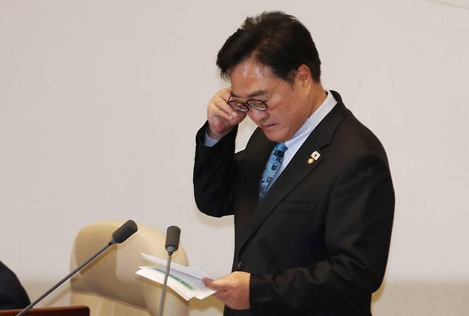 우원식 국회의장이 8일 오후 서울 여의도 국회에서 열린 제435회국회(임시회) 제2차 본회의에서 국민의힘의 대한민국헌법 개정안 표결 불참과 민생법안 필리버스터 신청에 유감을 표명하고 눈물을 훔치고 있다.  2026.05.08. 서울=뉴시스