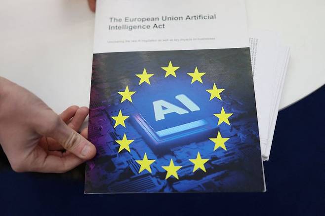 유럽연합(EU)이 세계 최초의 포괄적 인공지능(AI) 규제를 담은 AI법(AI Act)의 고위험AI 규제 일정을 1년 이상 늦추고, 기업 부담을 줄이는 방향으로 규정을 대폭 손질했다. 미국, 중국과의 AI 경쟁이 격화되는 가운데, 강력한 규제가 유럽 AI산업 경쟁력을 약화시킨다는 관련 기업들의 우려를 반영한 결과로 풀이된다.