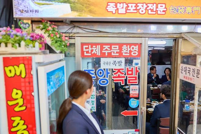 이재명 대통령과 김혜경 여사가 8일 서울 중구 남대문시장을 방문해 점심 식사를 하고 있다. 청와대 제공
