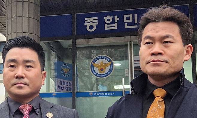 한국사 강사 출신 유튜버 전한길씨와 김현태 전 육군 특수전사령부 707특수임무단장(대령)이 지난 2월24일 서울 영등포경찰서 민원실 앞에서 안귀령 대통령실 부대변인에 대한 고발장을 들어 보이고 있다. 연합뉴스