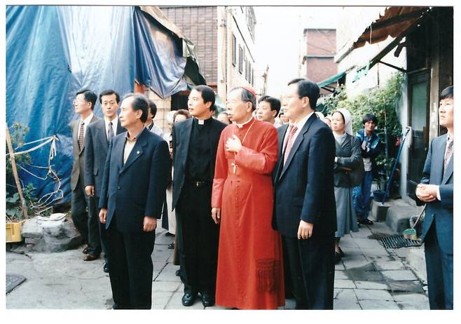 1997년 9월 서울 영등포구에서 열린 요셉의원 개원 10주년 행사에서 병원으로 향하는 김수환(앞줄 오른쪽 두 번째) 추기경을 선우경식(앞줄 맨 오른쪽) 초대 요셉의원 원장이 안내하고 있다. 김 추기경은 이날 축복미사를 집전했다. 요셉의원 제공