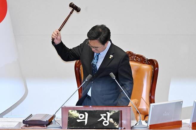우원식 국회의장이 8일 국회 본회의장에서 국민의힘이 '대한민국헌법 개정안'을 비롯한 비쟁점법안 50여 건 모두에 필리버스터를 신청하자 법안을 상정하지 않고 본회의를 산회하며 의사봉을 두드리고 있다. 민경석 기자