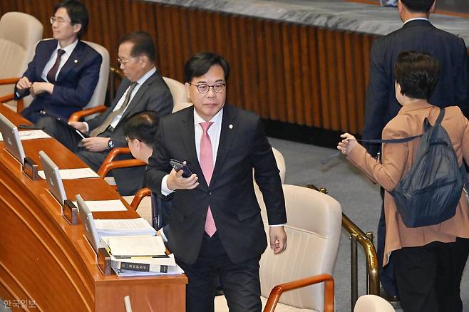 8일 국회에서 열린 본회의에서 우원식 국회의장이 '대한민국헌법 개정안'을 비롯한 비쟁점법안 50여 건 모두에 국민의힘이 필리버스터를 신청한 것에 대해 지적하는 모두발언을 이어가자 송언석 국민의힘 원내대표가 본회의장을 떠나고 있다. 민경석 기자