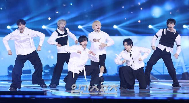 ‘2025 코리아 그랜드 뮤직 어워즈 with iM뱅크’(2025 KGMA) 둘째날 뮤직데이가 15일 오후 인천 영종도 인스파이어 아레나에서 펼쳐졌다. 그룹 킥플립이 공연을 펼치고 있다. KGMA는 한 해 동안 국내외 팬들에게 많은 사랑을 받은 K팝 아티스트와 작품들을 조명해 차별화된 콘텐츠를 선보이는 K팝 축제다. 올해는 KGMA 조직위원회와 크리에이터링, 디오디가 공동 주관하며, 인천광역시와 인천관광공사가 후원한다. 타이틀 스폰서로는 iM뱅크가 함께하며, 협찬사로 피자에땅, 레이블 코퍼레이션, 할리스가 참여한다. 2025 KGMA는 KT ENA가 주관 방송사로 참여하며, 틱톡라이브를 통해 일본, 중국을 제외한 국내 및 글로벌에 생중계된다. 일본에서는 훌루 재팬을 통해 실시간으로 볼 수 있다.&nbsp; 영종도(인천)=KGMA특별취재단/2025.11.15./