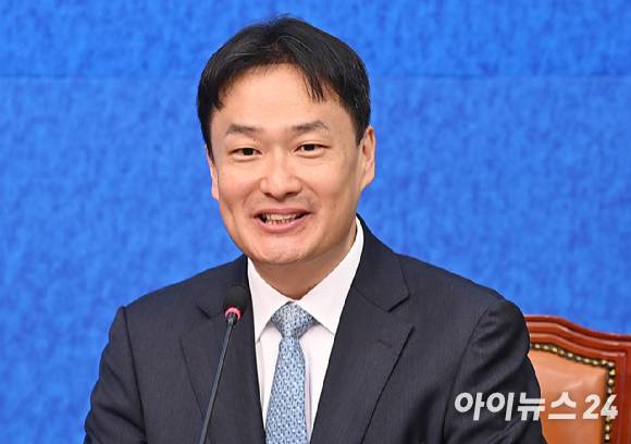 김영빈 변호사가 8일 서울 여의도 국회에서 열린 더불어민주당 4차 인재영입식에서 발언하고 있다. [사진=곽영래 기자]