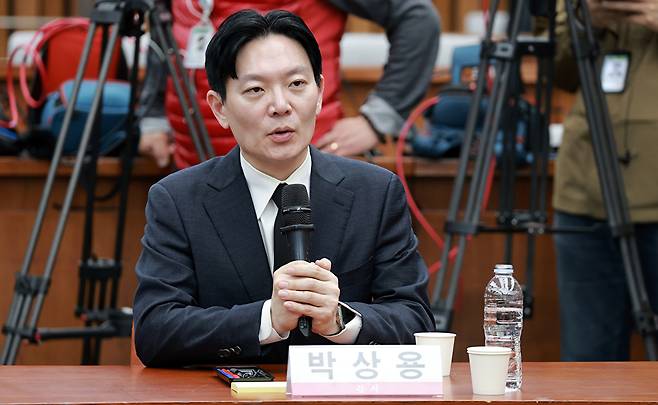 쌍방울 대북송금 사건을 수사했던 박상용 인천지검 부부장검사가 지난 4월 7일 국회에서 윤석열 정권 정치검찰 조작기소 의혹 사건 진상규명 국정조사특별위원회 국민의힘 의원들이 연 '민주당의 공소취소·재판조작 진상규명 청문회'에 참석해 의원 질의에 답하고 있다. 2026.4.7 [사진=연합뉴스]