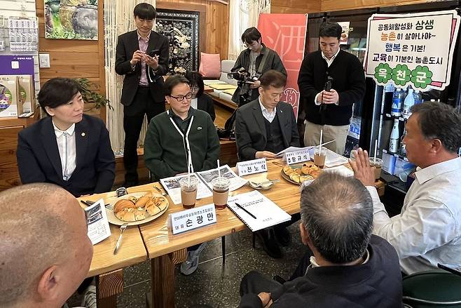 지난달 1일 송미령 농림축산식품부 장관이 농어촌 기본소득 시범지역인 충북 옥천군을 찾아 사회적경제조직 조합원들과 대화하고 있다. 연합뉴스