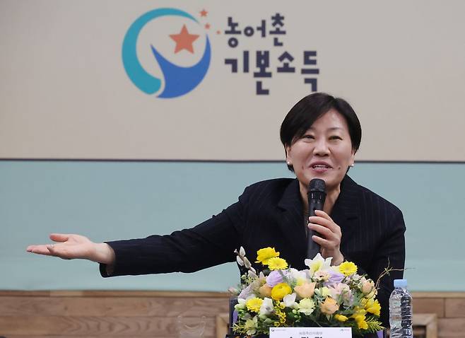 지난 2월 농어촌 기본소득이 처음 지급된 전북 장수군청에서 열린 기본소득 1호 수령자 전달식에서 송미령 농림축산식품부 장관이 기본소득에 관해 설명하고 있다. 연합뉴스